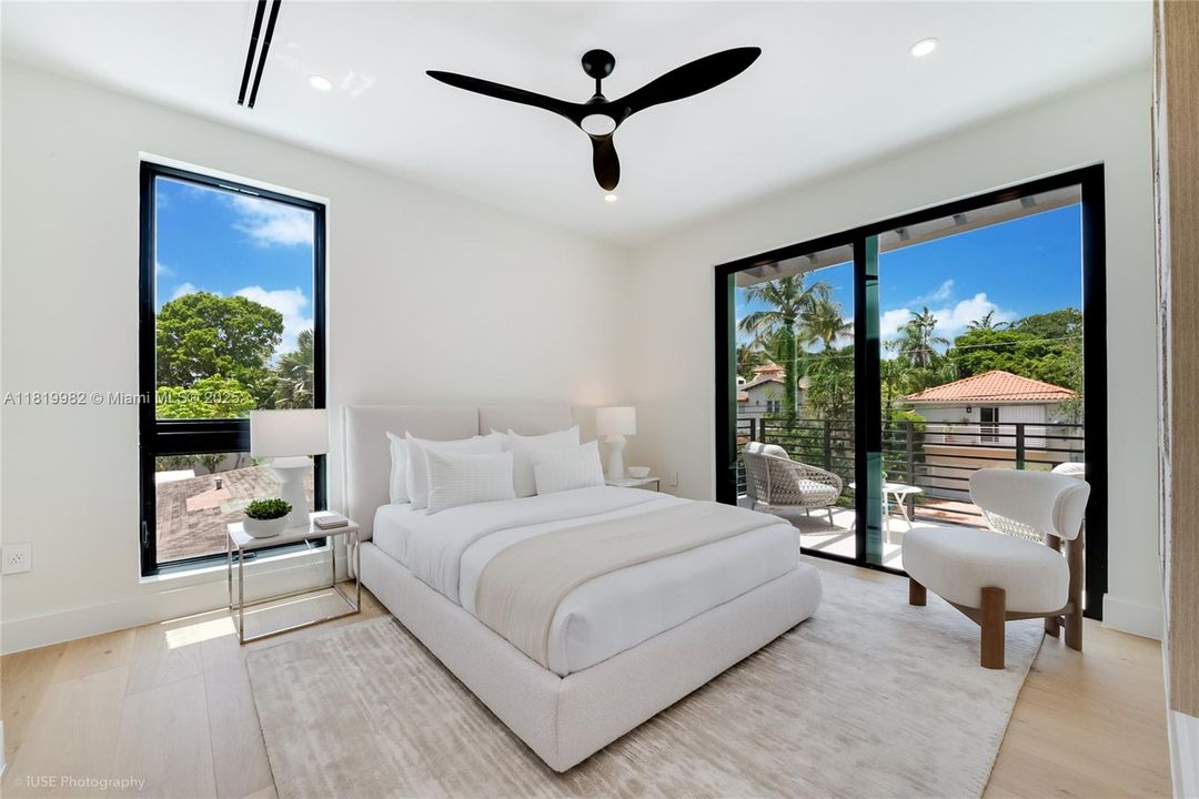 На продажу: $5,500,000 (5 спален, 5 ванн, 4325 Квадратных фут)