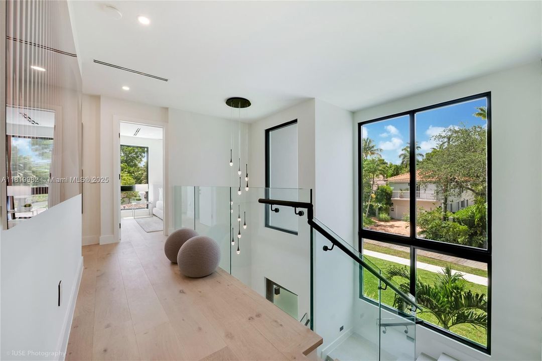 На продажу: $5,500,000 (5 спален, 5 ванн, 4325 Квадратных фут)