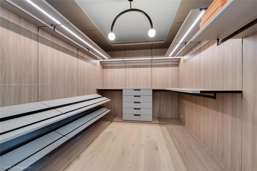 На продажу: $5,500,000 (5 спален, 5 ванн, 4325 Квадратных фут)