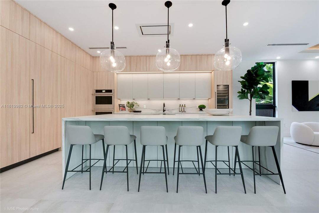 На продажу: $5,500,000 (5 спален, 5 ванн, 4325 Квадратных фут)