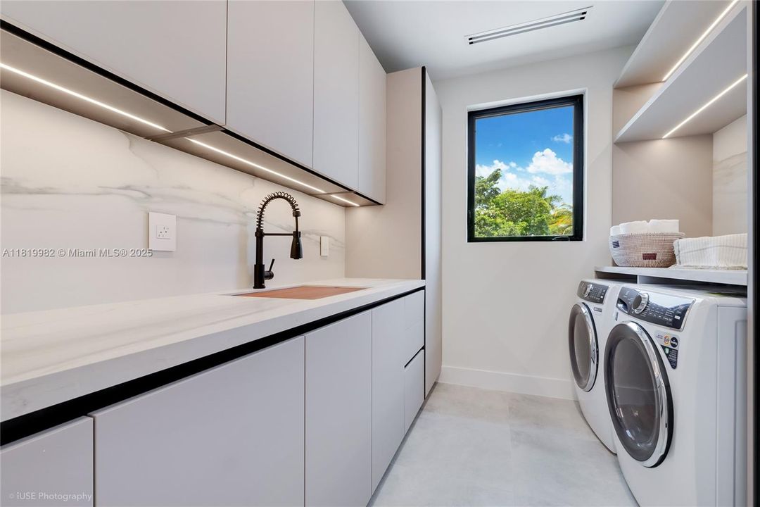 На продажу: $5,500,000 (5 спален, 5 ванн, 4325 Квадратных фут)