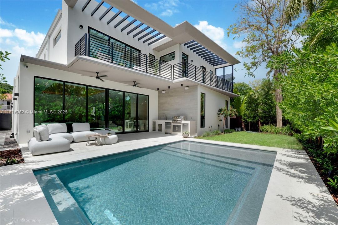 На продажу: $5,500,000 (5 спален, 5 ванн, 4325 Квадратных фут)