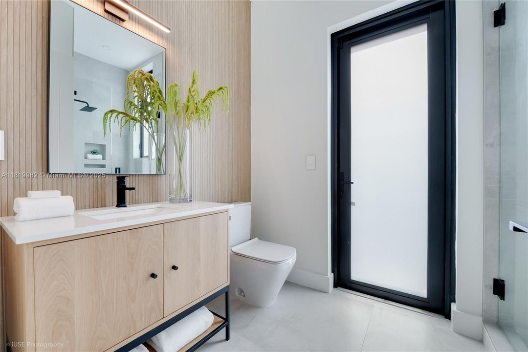 На продажу: $5,500,000 (5 спален, 5 ванн, 4325 Квадратных фут)