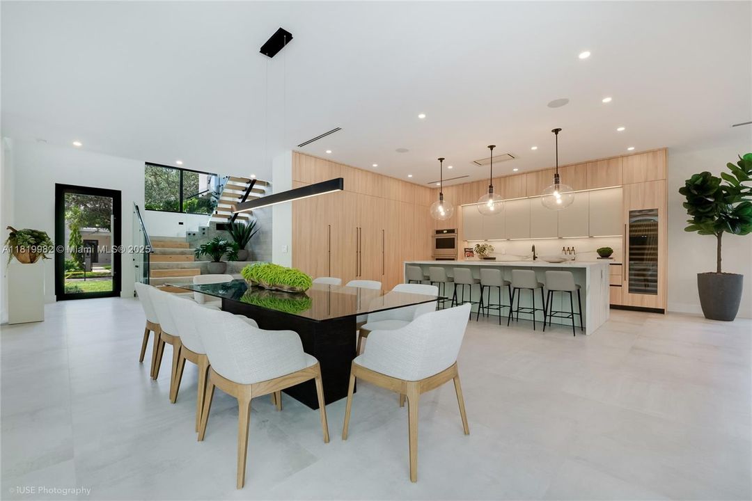 На продажу: $5,500,000 (5 спален, 5 ванн, 4325 Квадратных фут)