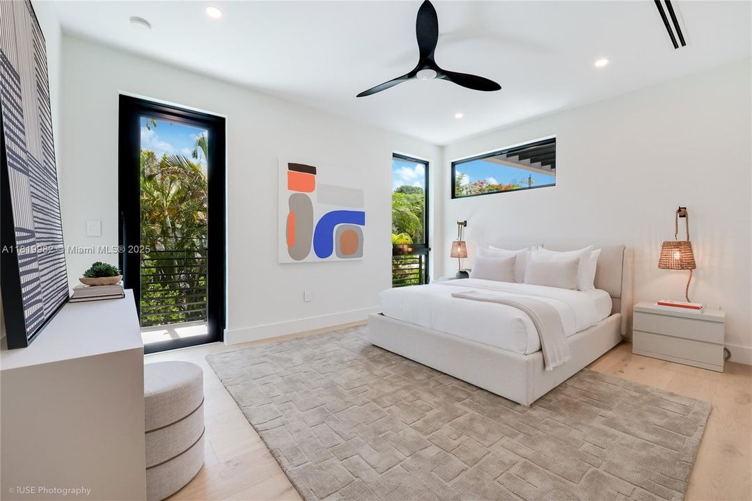 На продажу: $5,500,000 (5 спален, 5 ванн, 4325 Квадратных фут)