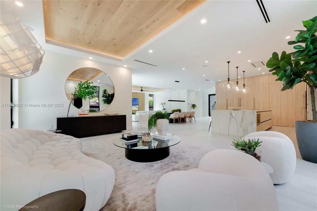 На продажу: $5,500,000 (5 спален, 5 ванн, 4325 Квадратных фут)