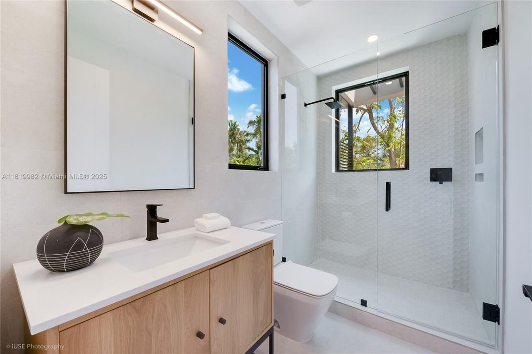 На продажу: $5,500,000 (5 спален, 5 ванн, 4325 Квадратных фут)