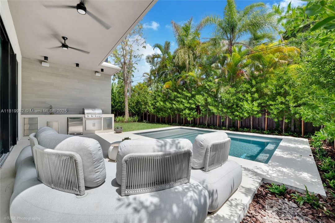 На продажу: $5,500,000 (5 спален, 5 ванн, 4325 Квадратных фут)