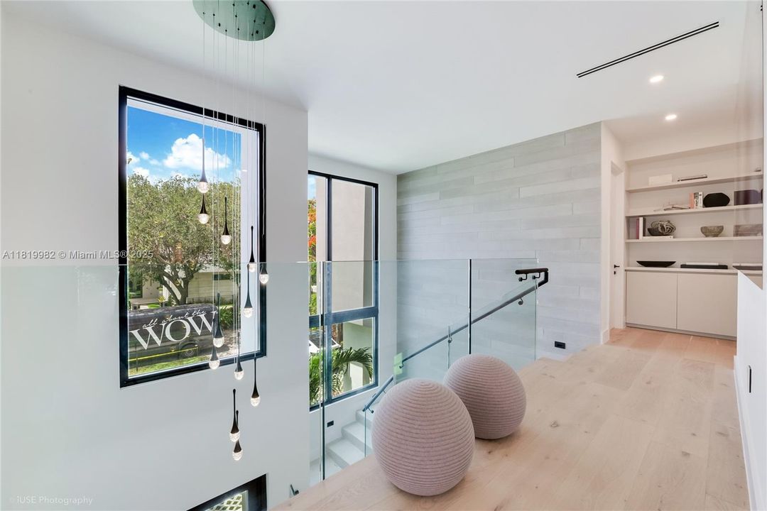 На продажу: $5,500,000 (5 спален, 5 ванн, 4325 Квадратных фут)