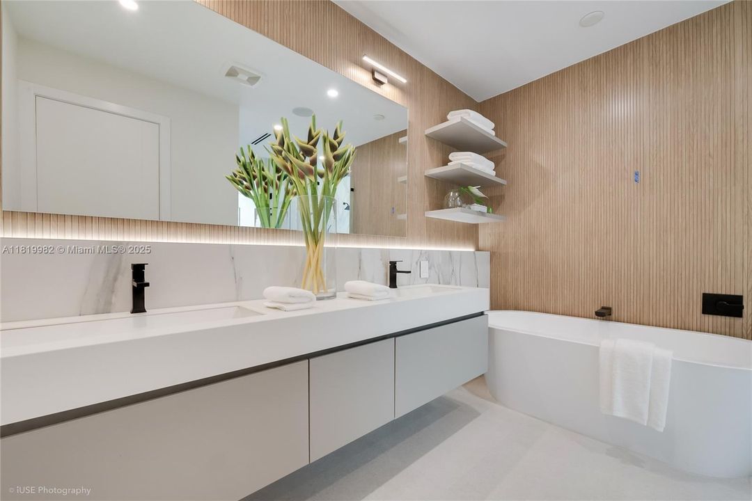 На продажу: $5,500,000 (5 спален, 5 ванн, 4325 Квадратных фут)