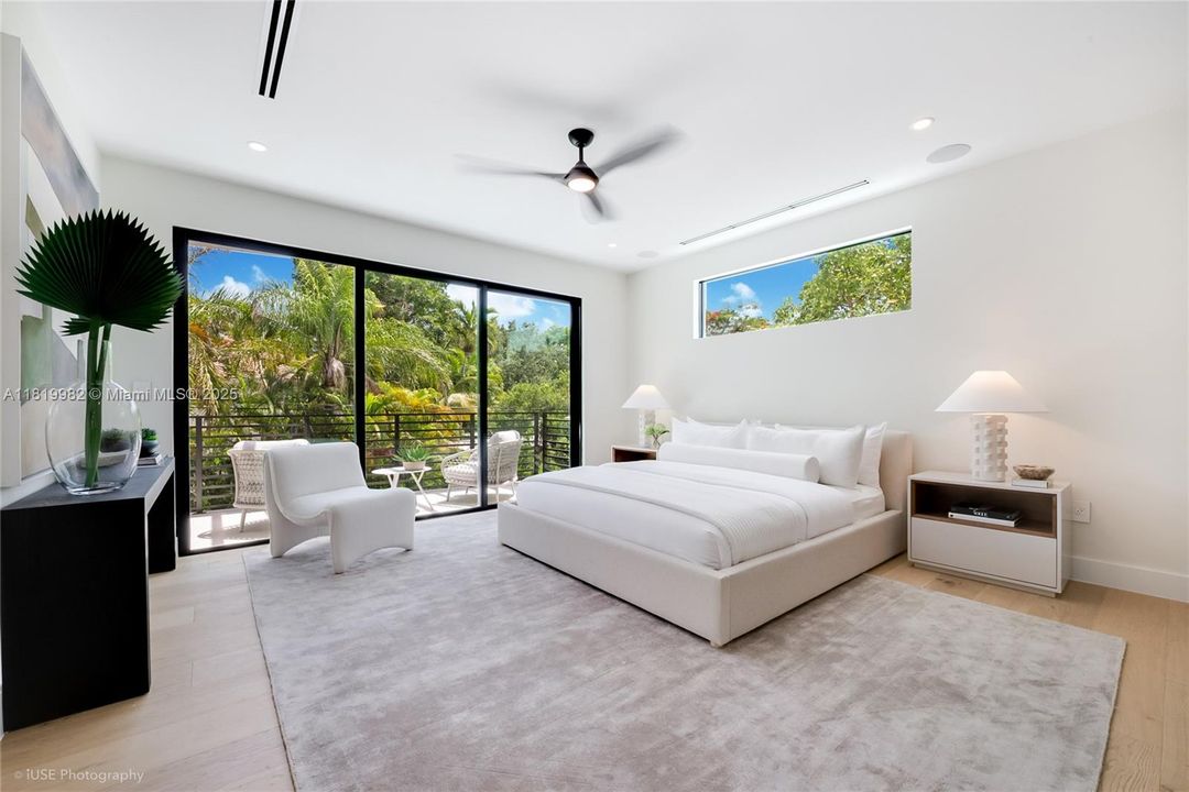 На продажу: $5,500,000 (5 спален, 5 ванн, 4325 Квадратных фут)