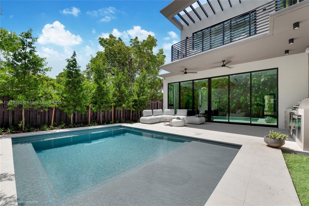 На продажу: $5,500,000 (5 спален, 5 ванн, 4325 Квадратных фут)