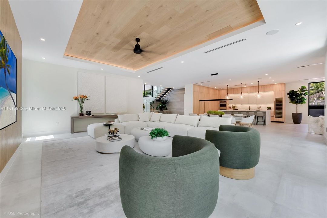 На продажу: $5,500,000 (5 спален, 5 ванн, 4325 Квадратных фут)