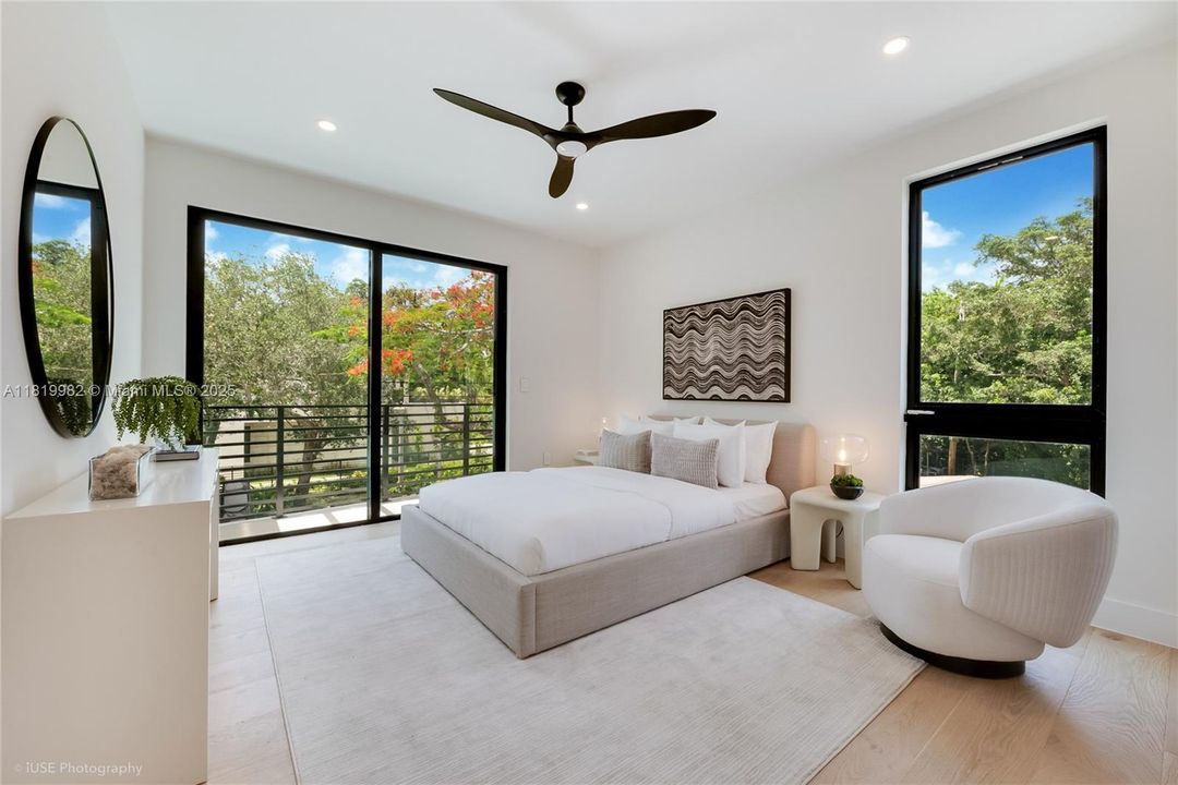 На продажу: $5,500,000 (5 спален, 5 ванн, 4325 Квадратных фут)