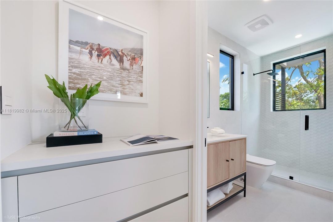 На продажу: $5,500,000 (5 спален, 5 ванн, 4325 Квадратных фут)