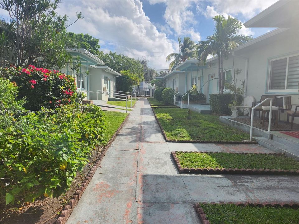 待售: $209,000 (1 贝兹, 1 浴室, 680 平方英尺)