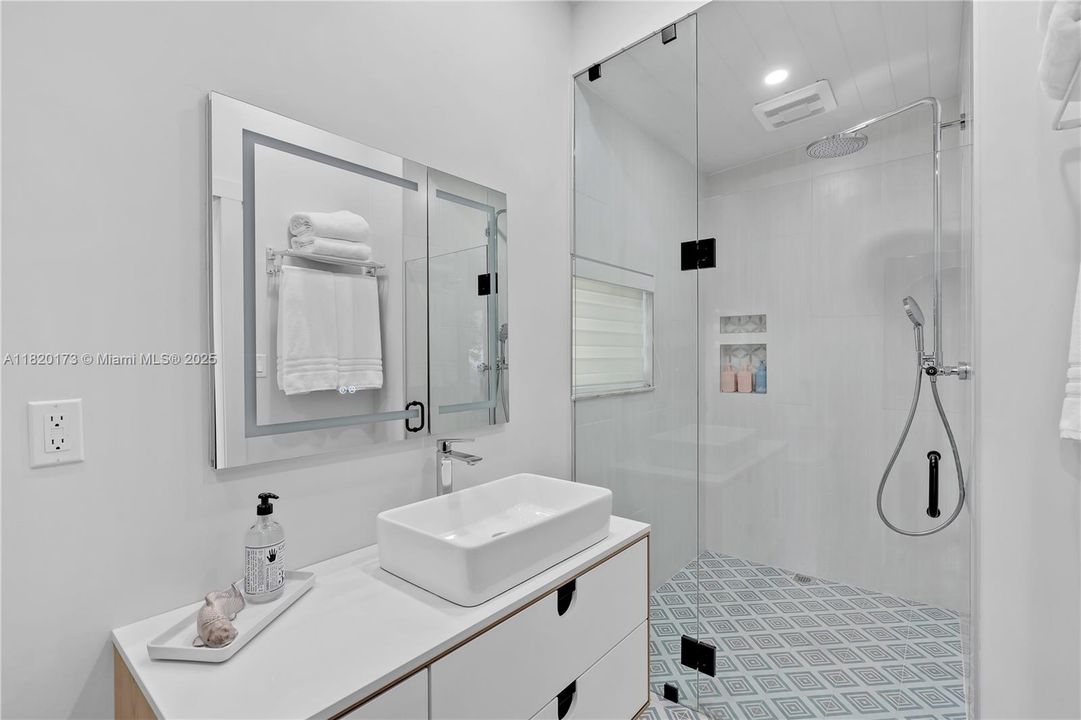 最近售出: $1,198,000 (4 贝兹, 3 浴室, 1842 平方英尺)