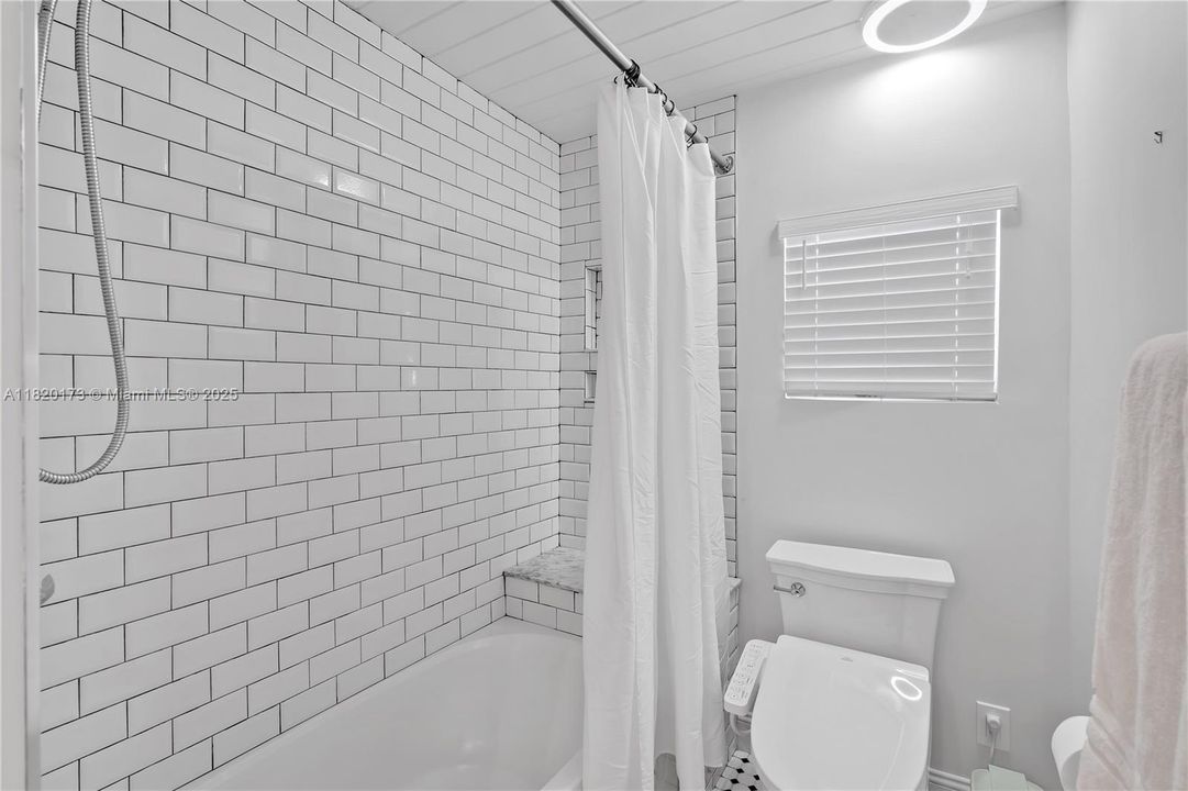 最近售出: $1,198,000 (4 贝兹, 3 浴室, 1842 平方英尺)