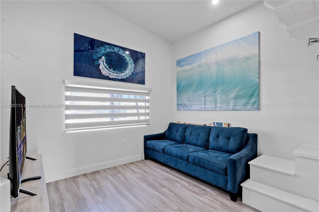 最近售出: $1,198,000 (4 贝兹, 3 浴室, 1842 平方英尺)