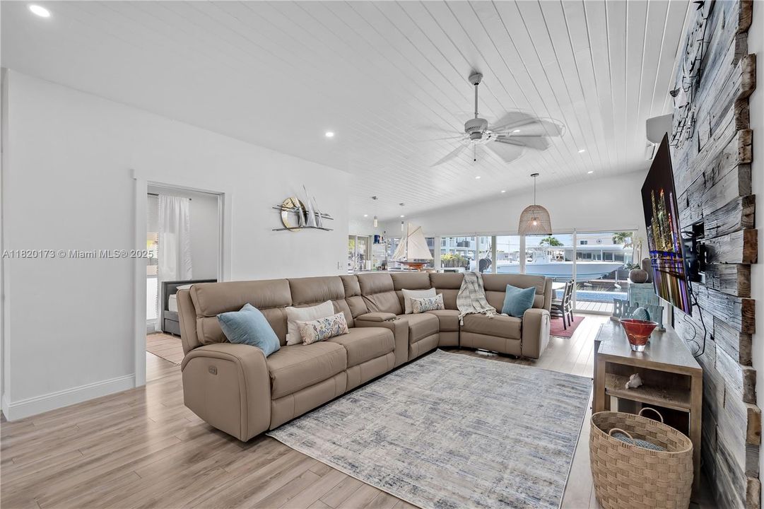 最近售出: $1,198,000 (4 贝兹, 3 浴室, 1842 平方英尺)