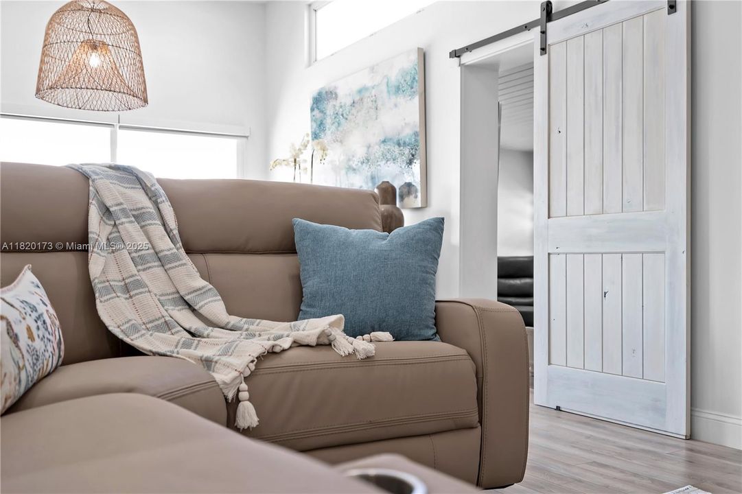 最近售出: $1,198,000 (4 贝兹, 3 浴室, 1842 平方英尺)