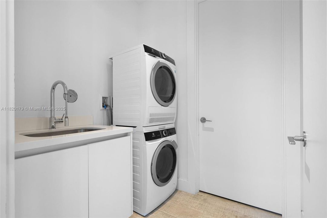 В аренду: $85,000 (4 спален, 4 ванн, 6510 Квадратных фут)