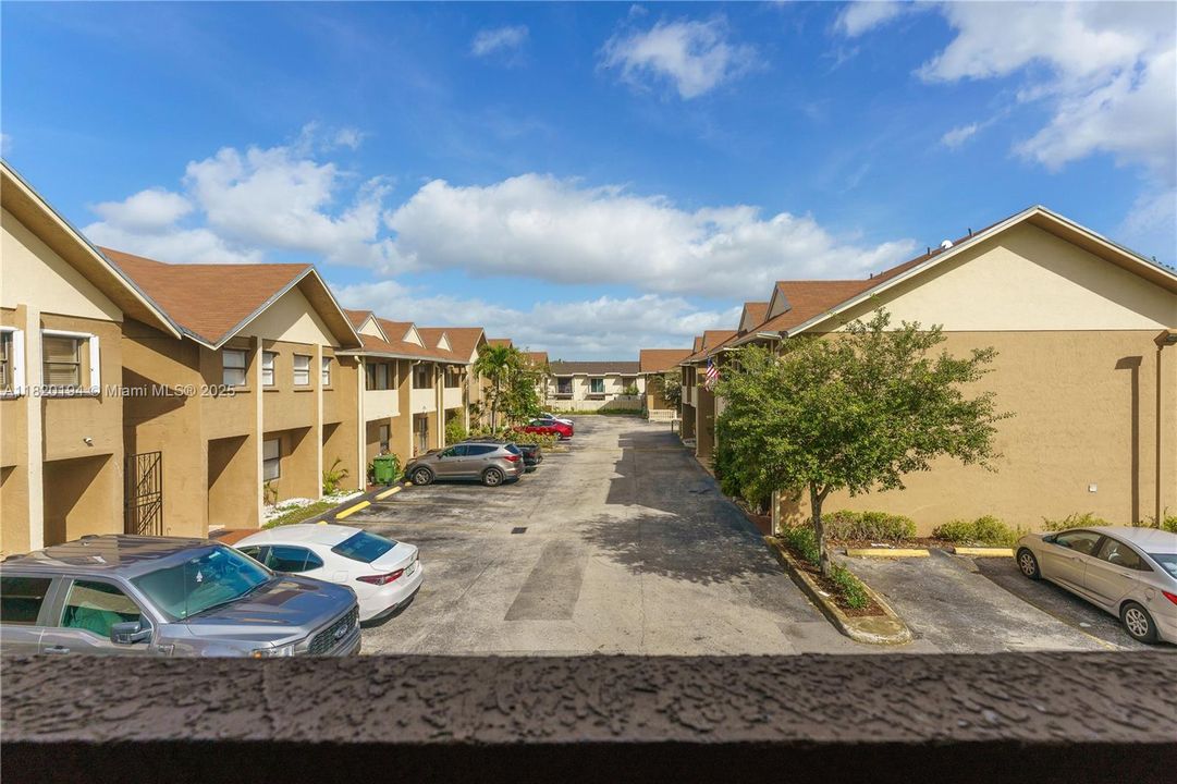 For Sale: $315,000 (2 beds, 1 baths, 1003 Square Feet)