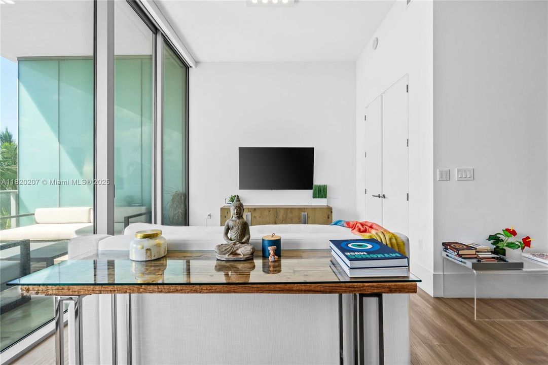 合同活跃: $3,500,000 (3 贝兹, 3 浴室, 2022 平方英尺)