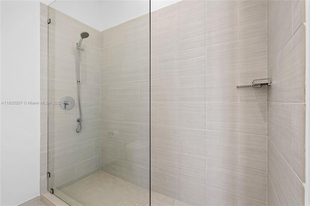 合同活跃: $3,500,000 (3 贝兹, 3 浴室, 2022 平方英尺)