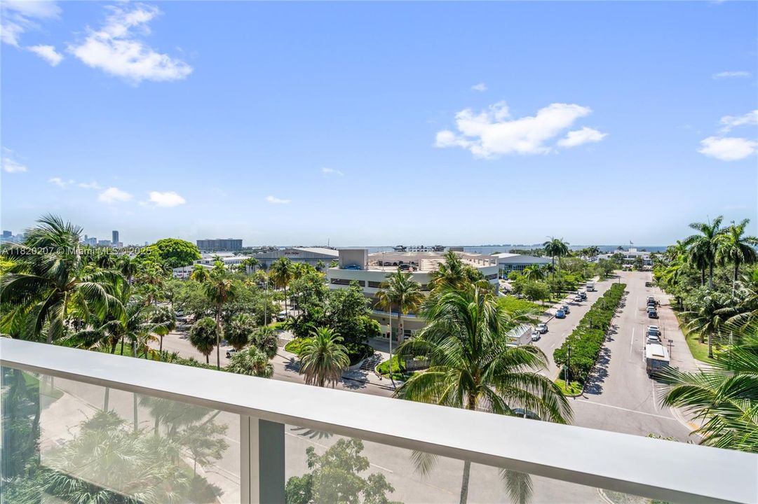 合同活跃: $3,500,000 (3 贝兹, 3 浴室, 2022 平方英尺)