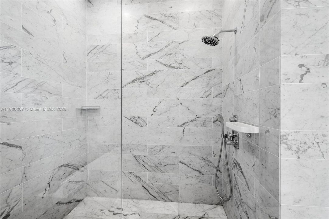 合同活跃: $3,500,000 (3 贝兹, 3 浴室, 2022 平方英尺)