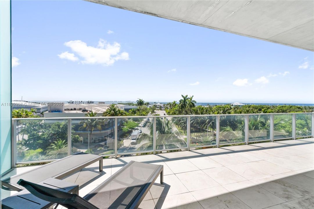 合同活跃: $3,500,000 (3 贝兹, 3 浴室, 2022 平方英尺)