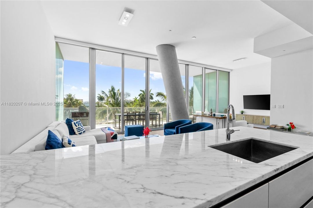 合同活跃: $3,500,000 (3 贝兹, 3 浴室, 2022 平方英尺)