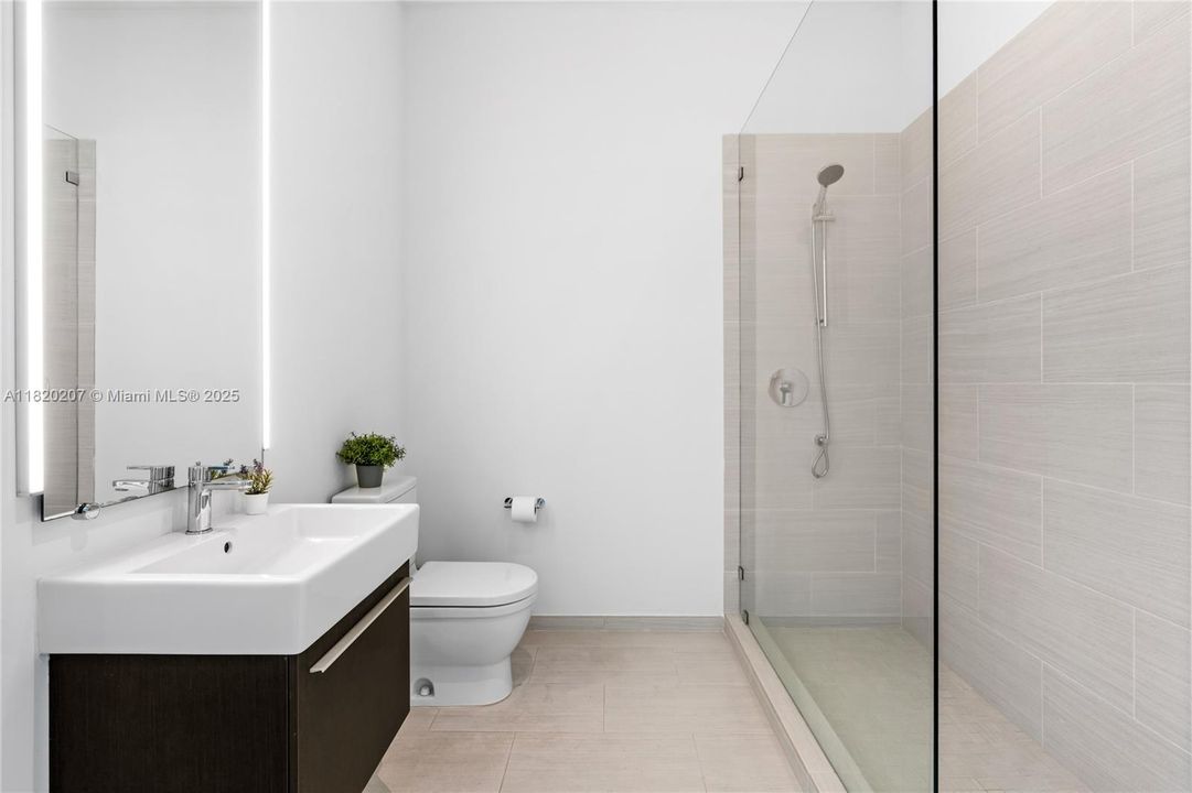 合同活跃: $3,500,000 (3 贝兹, 3 浴室, 2022 平方英尺)