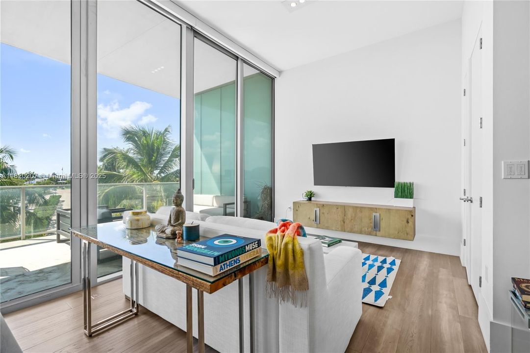 合同活跃: $3,500,000 (3 贝兹, 3 浴室, 2022 平方英尺)