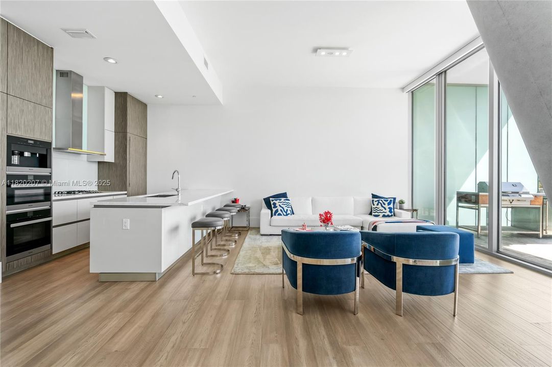 合同活跃: $3,500,000 (3 贝兹, 3 浴室, 2022 平方英尺)