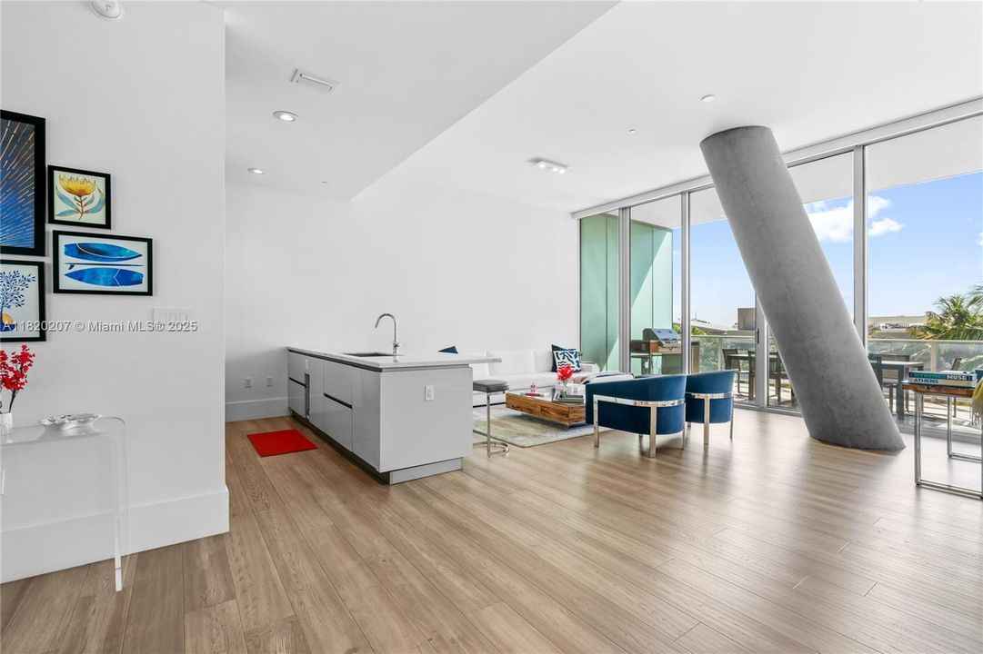 合同活跃: $3,500,000 (3 贝兹, 3 浴室, 2022 平方英尺)