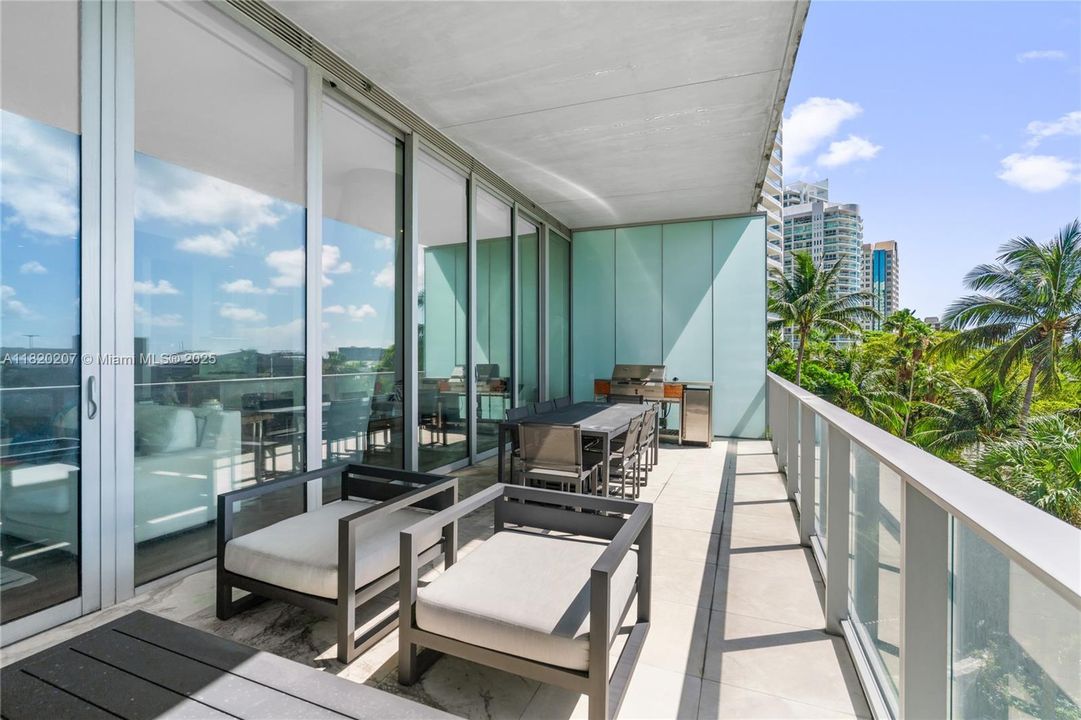 合同活跃: $3,500,000 (3 贝兹, 3 浴室, 2022 平方英尺)