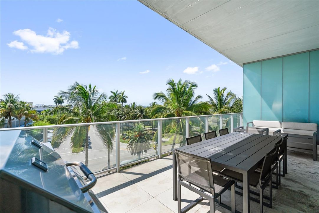 合同活跃: $3,500,000 (3 贝兹, 3 浴室, 2022 平方英尺)