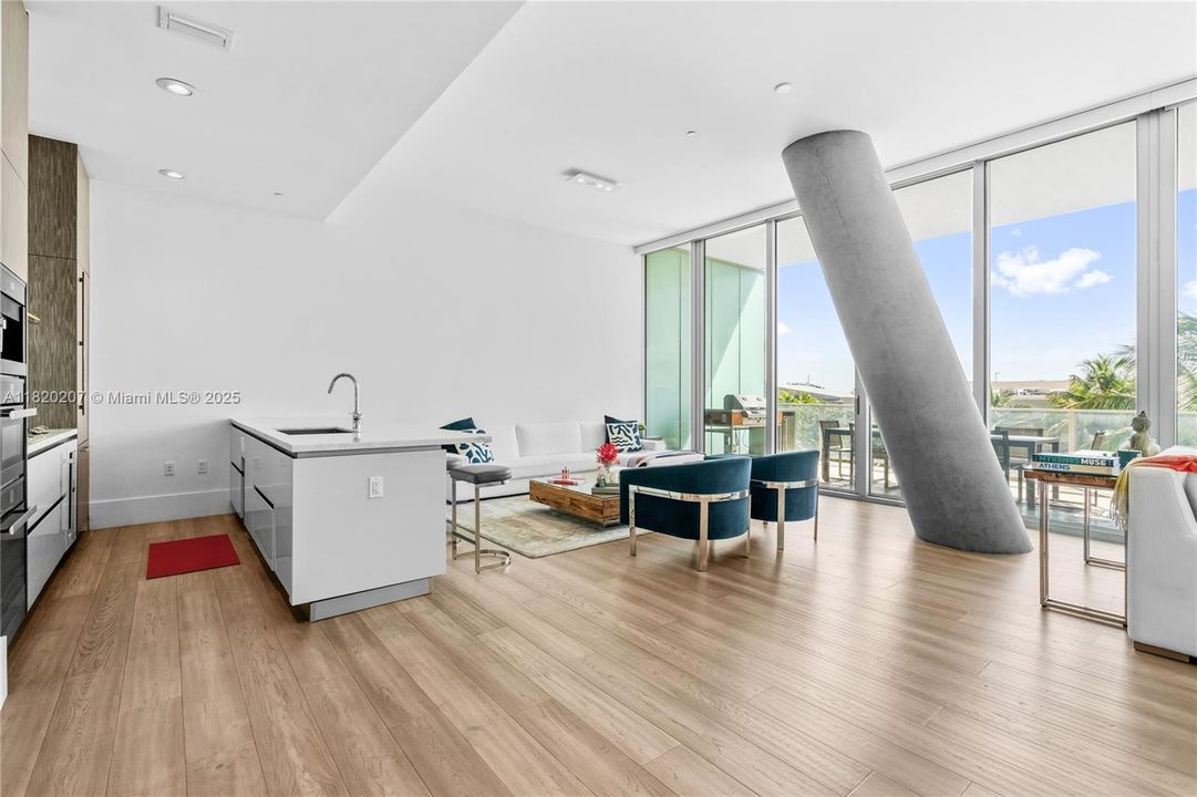 合同活跃: $3,500,000 (3 贝兹, 3 浴室, 2022 平方英尺)