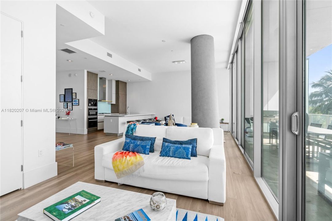 合同活跃: $3,500,000 (3 贝兹, 3 浴室, 2022 平方英尺)