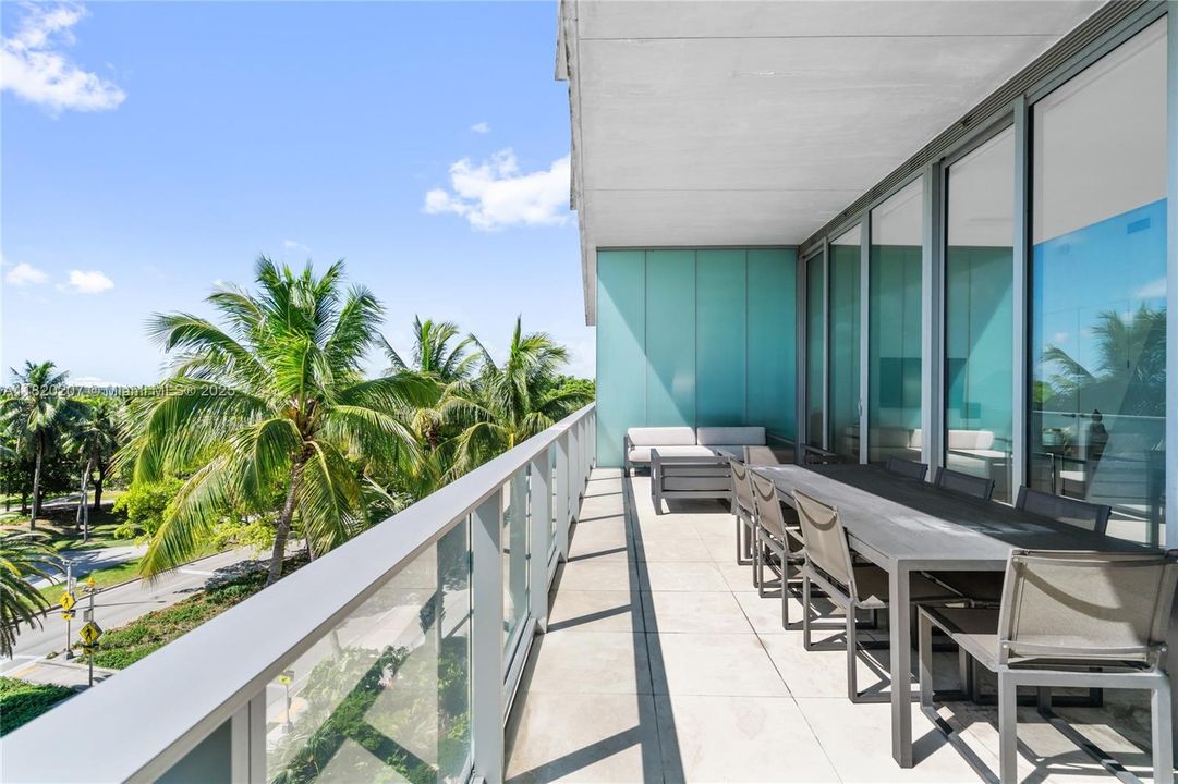 合同活跃: $3,500,000 (3 贝兹, 3 浴室, 2022 平方英尺)