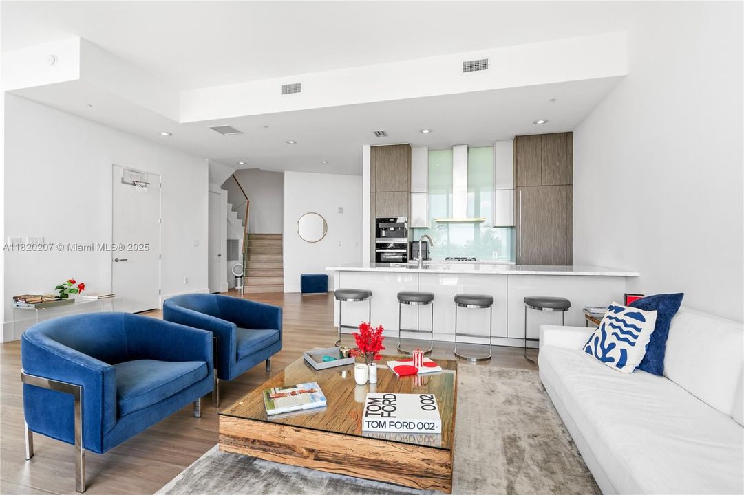 合同活跃: $3,500,000 (3 贝兹, 3 浴室, 2022 平方英尺)