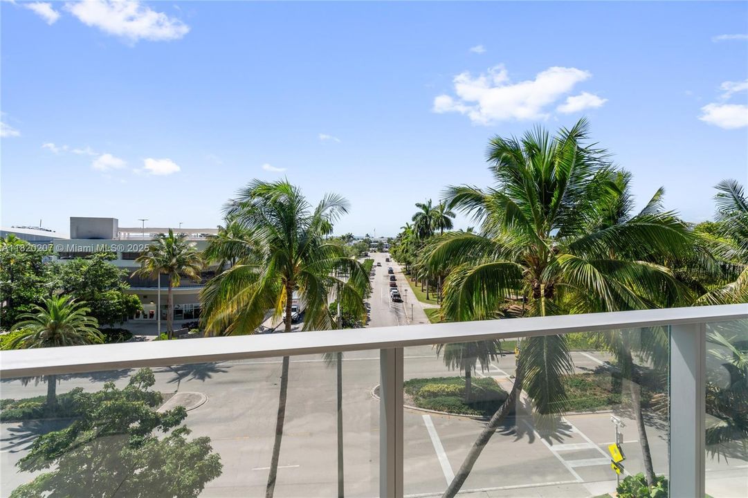 合同活跃: $3,500,000 (3 贝兹, 3 浴室, 2022 平方英尺)