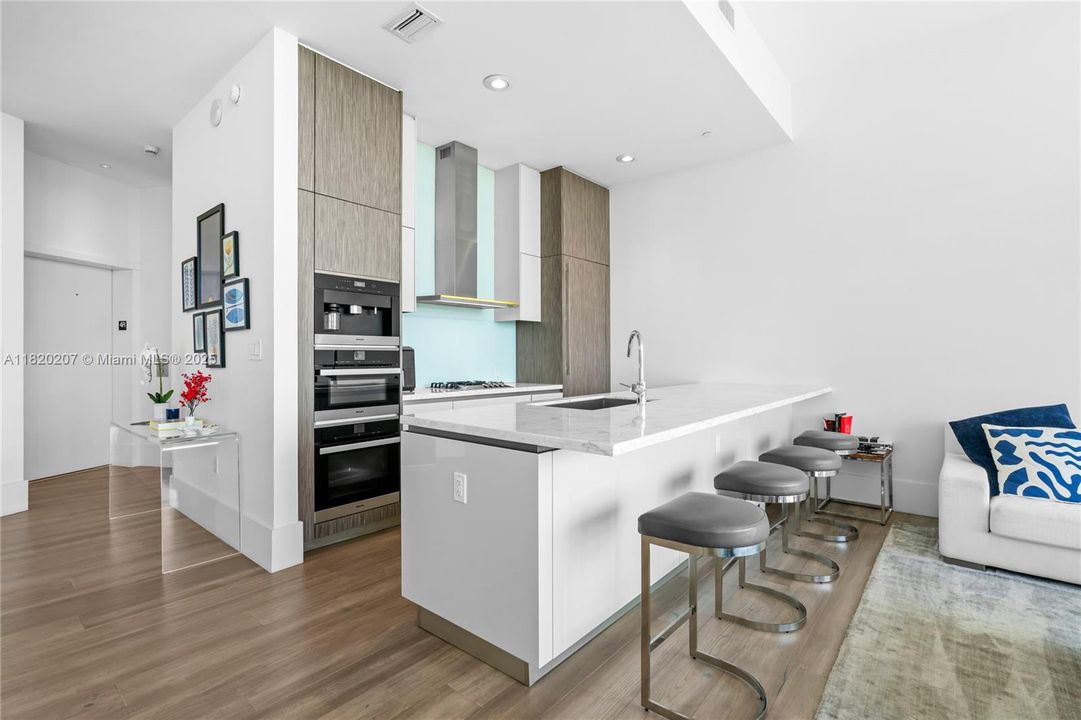 合同活跃: $3,500,000 (3 贝兹, 3 浴室, 2022 平方英尺)