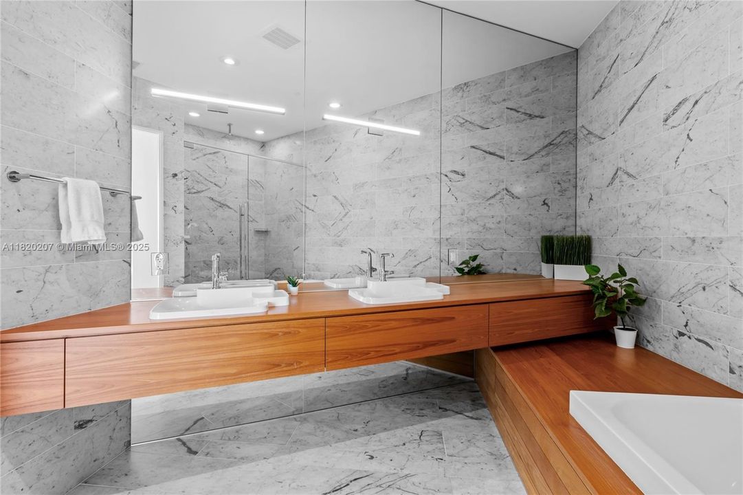 合同活跃: $3,500,000 (3 贝兹, 3 浴室, 2022 平方英尺)