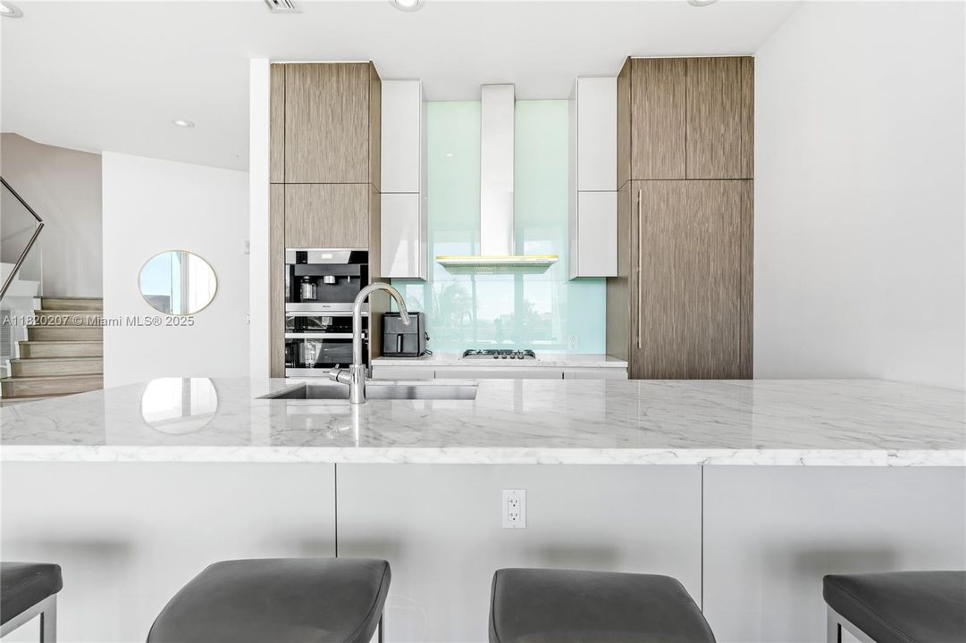 合同活跃: $3,500,000 (3 贝兹, 3 浴室, 2022 平方英尺)