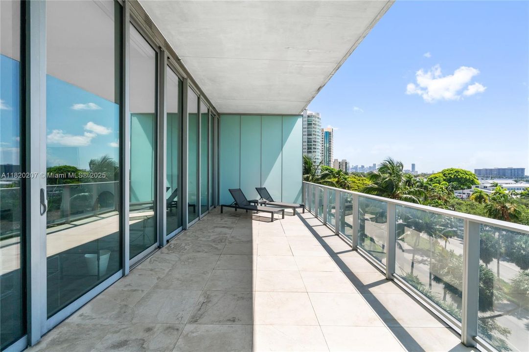 合同活跃: $3,500,000 (3 贝兹, 3 浴室, 2022 平方英尺)