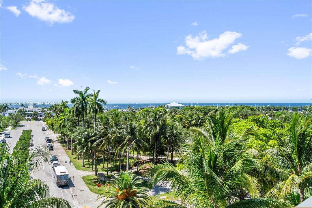 合同活跃: $3,500,000 (3 贝兹, 3 浴室, 2022 平方英尺)