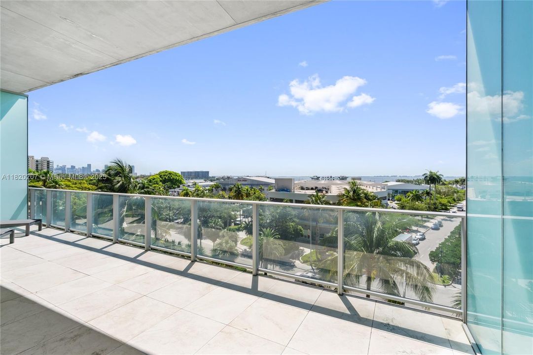 合同活跃: $3,500,000 (3 贝兹, 3 浴室, 2022 平方英尺)